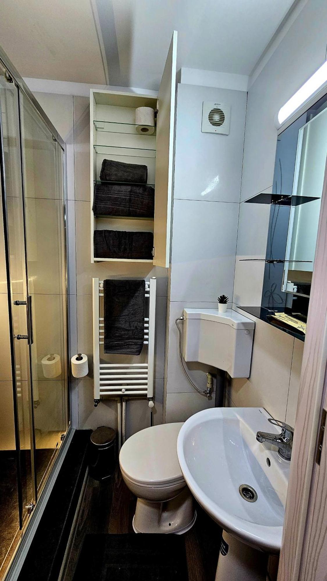 Spoil Yourself With Style, Comfort And Luxury - Tony'S Studios Luxury Piteşti Exterior foto